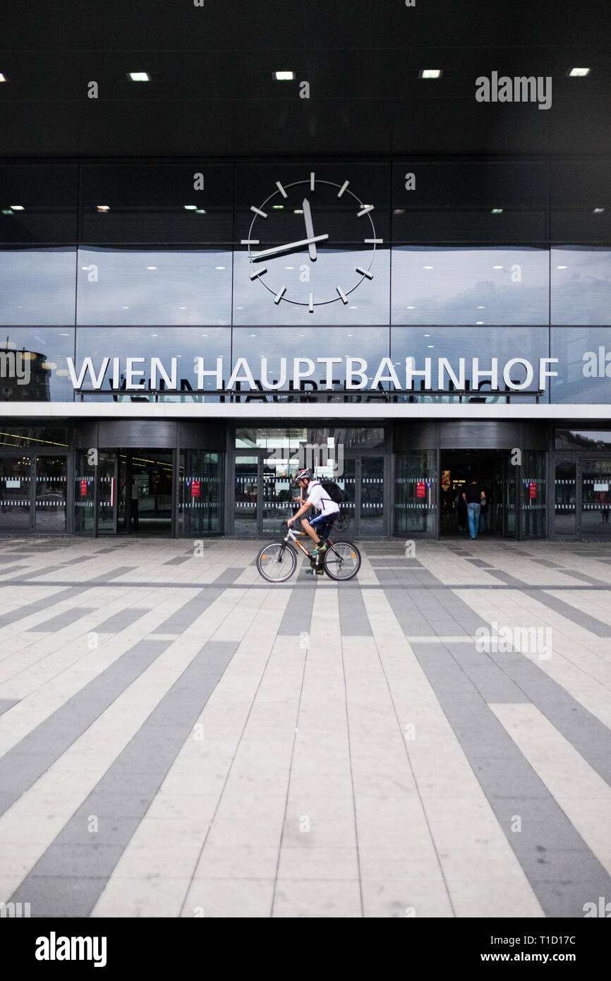 Wien Hauptbahnhof, der Wiener Hauptbahnhof, mit einem Radfahrer vor und Platz für Text. Stockfoto