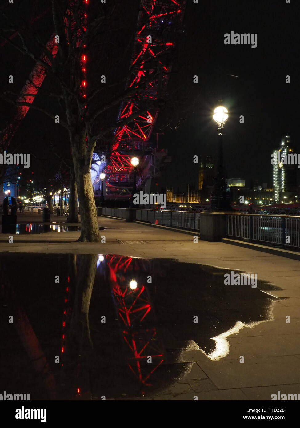 London Eye in einer Pfütze widerspiegelt - London Stockfoto