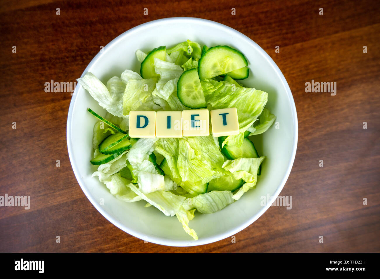 Extrem harten Diät Konzept Salat in eine weiße Platte mit Salat und Diät Buchstaben Stockfoto