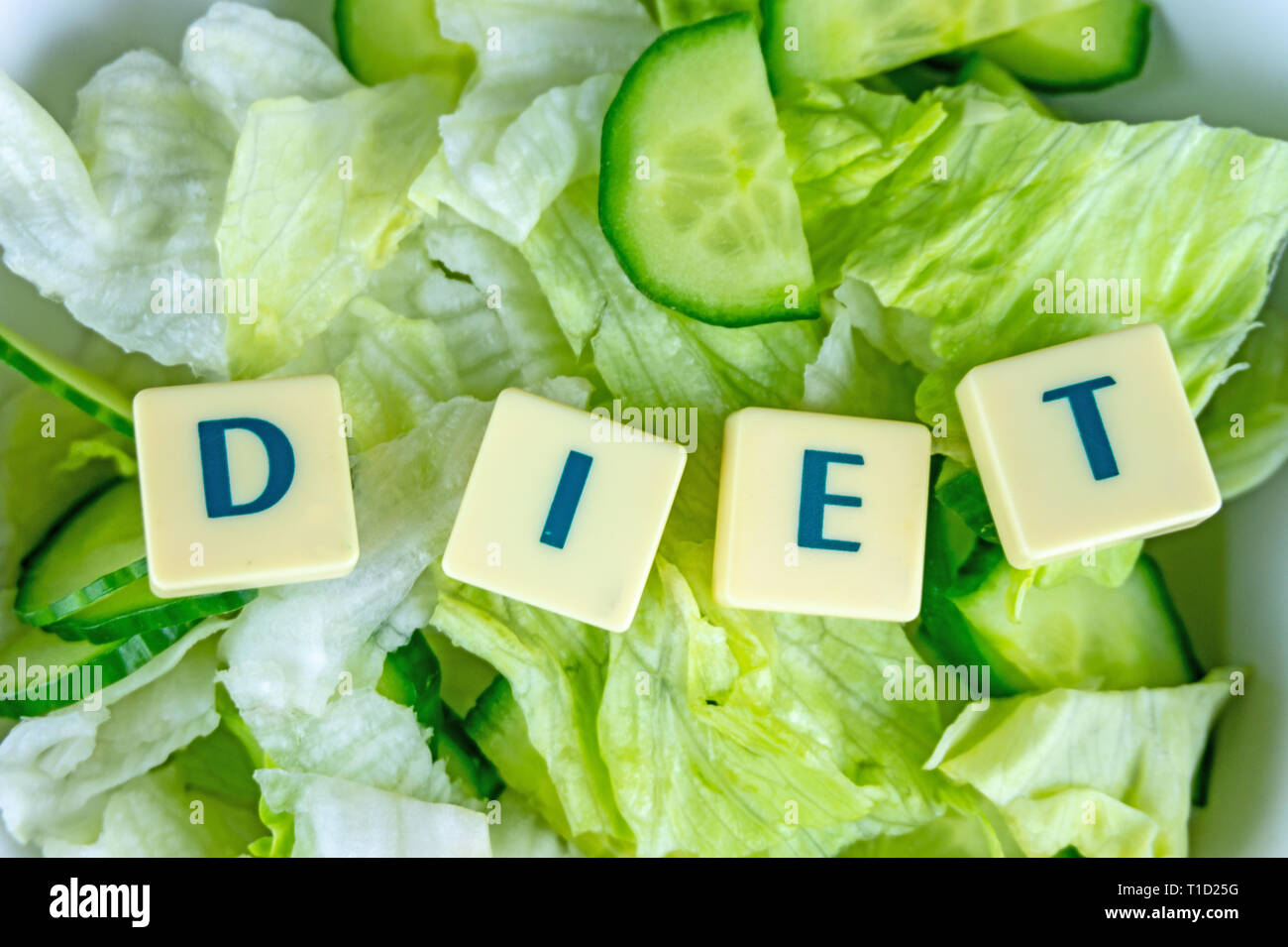 Diät Konzept Salat in eine weiße Platte mit Salat und Diät Buchstaben Stockfoto