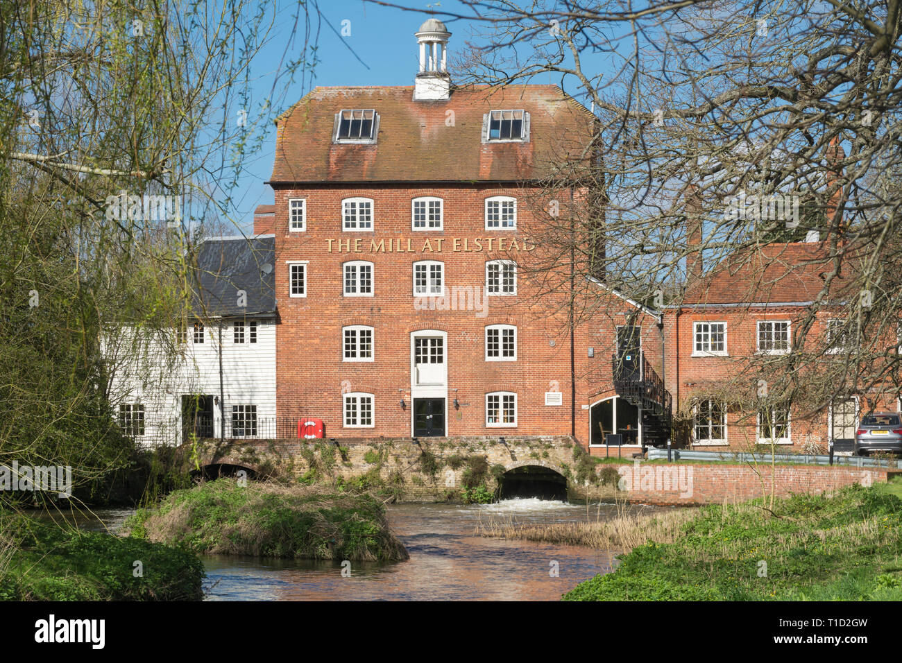 Die Mühle an Elstead, Surrey, UK, eine rustikale Pub oder öffentlichen Haus am Fluss Wey in einem renovierten Gebäude aus dem 17. Jahrhundert Stockfoto