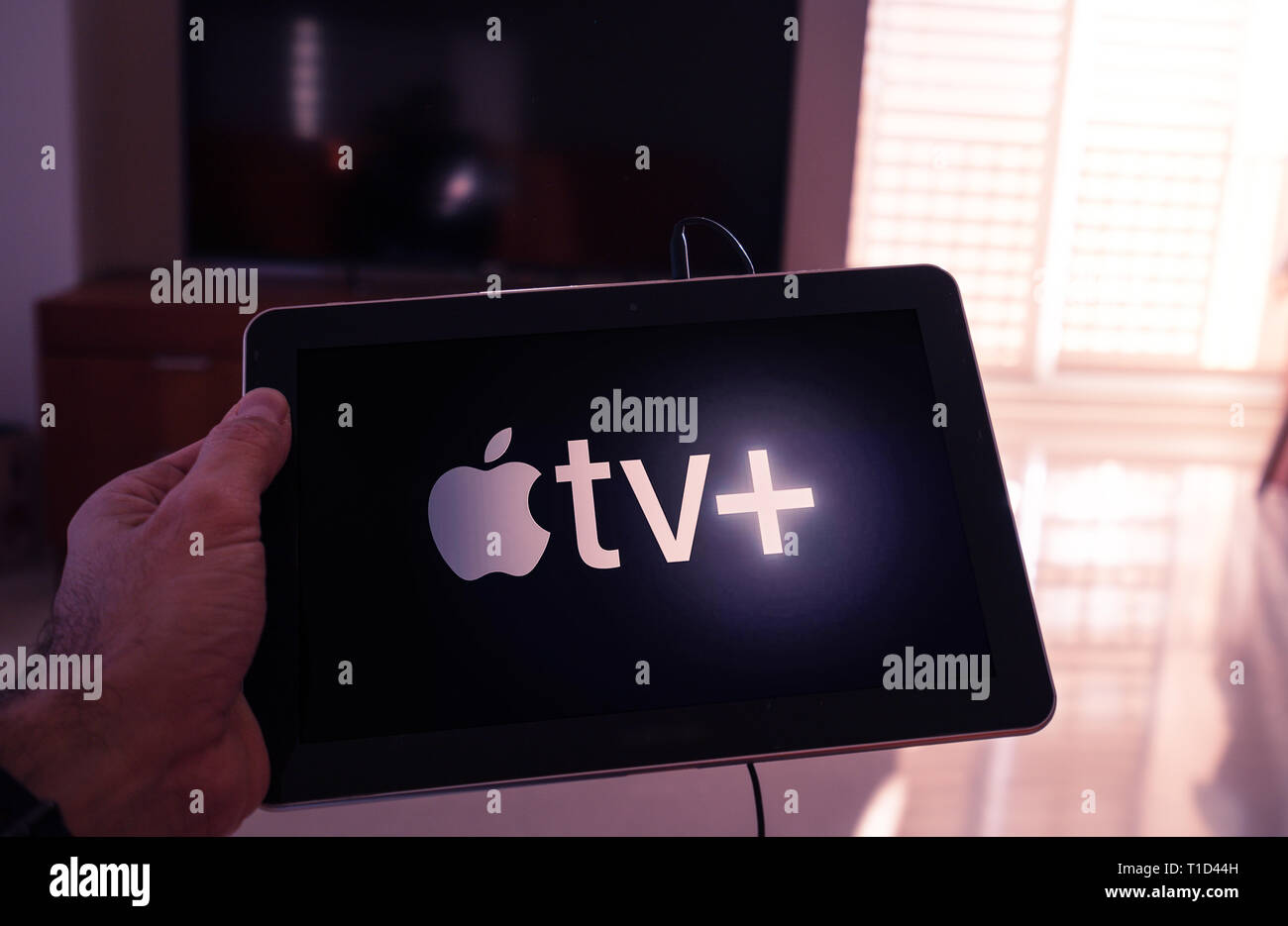 Barcelona, Spanien. März 2019: Mann hält einen Tablet-PC mit dem neuen Apple TV plus auf dem Bildschirm Stockfoto