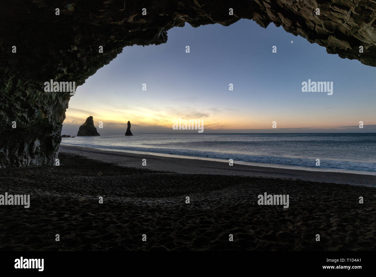 Reynisdrangar Basalt Sea Stacks und den schwarzen Sand Strand Reynisfjara, Vík, Island Stockfoto