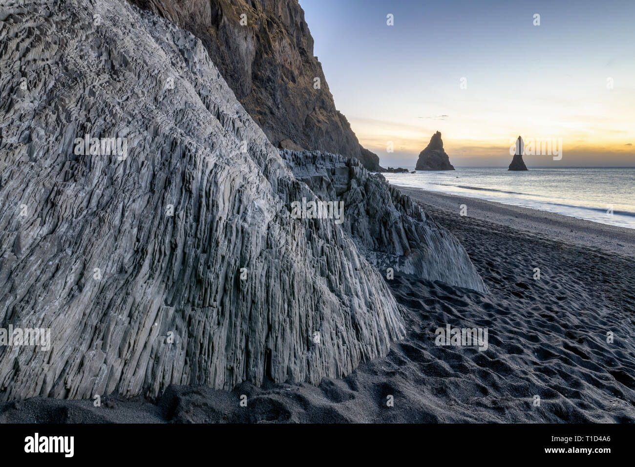 Reynisdrangar Basalt Sea Stacks, Felsformationen, und die schwarzen Sand Strand Reynisfjara, Vík, Island Stockfoto