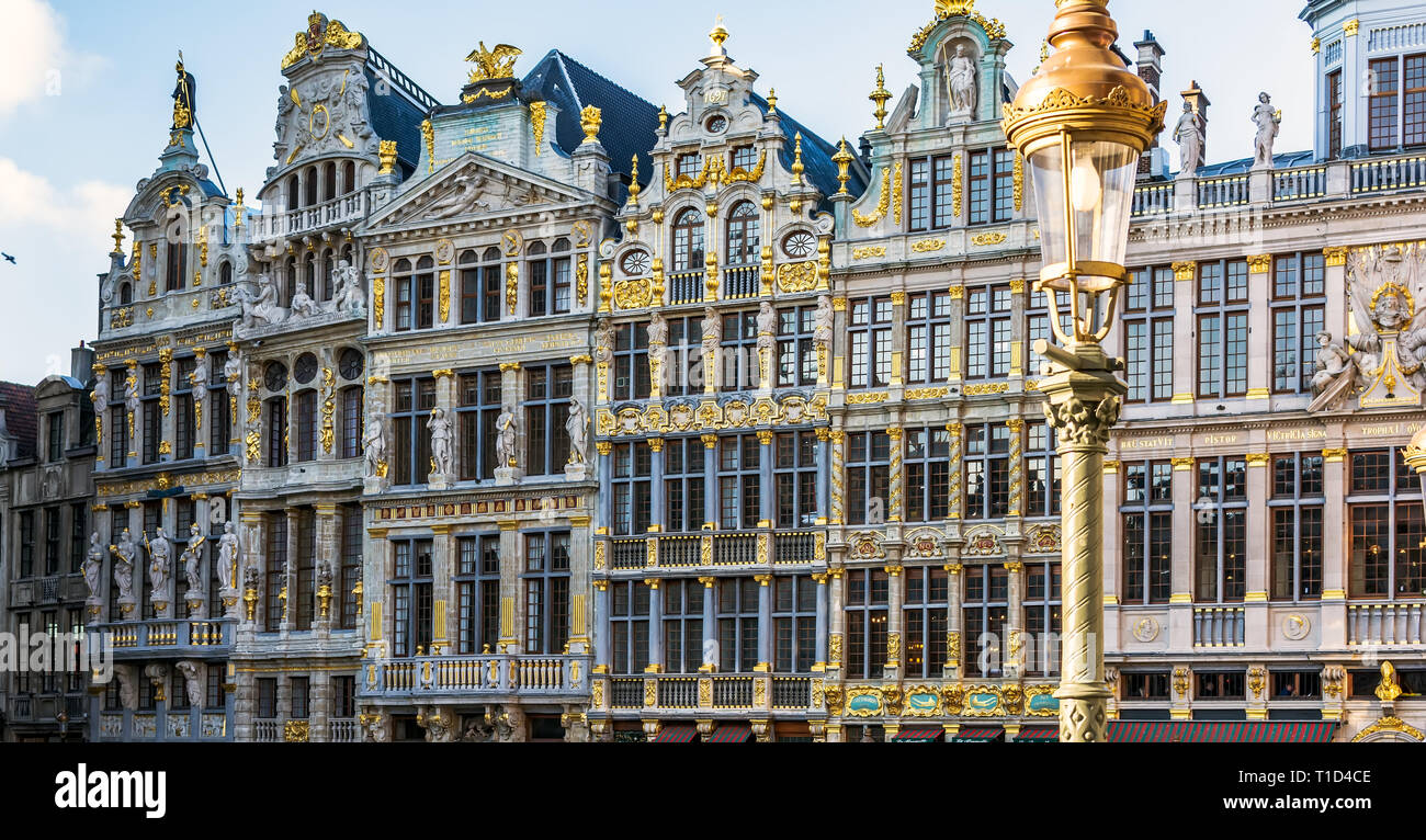 Vintage straßenlaterne vor reiche skulpturale dekoriert Guild Häuserfassaden am Grand Place von Brüssel, Belgien. Aufwändig gestaltete Giebel sind b Stockfoto