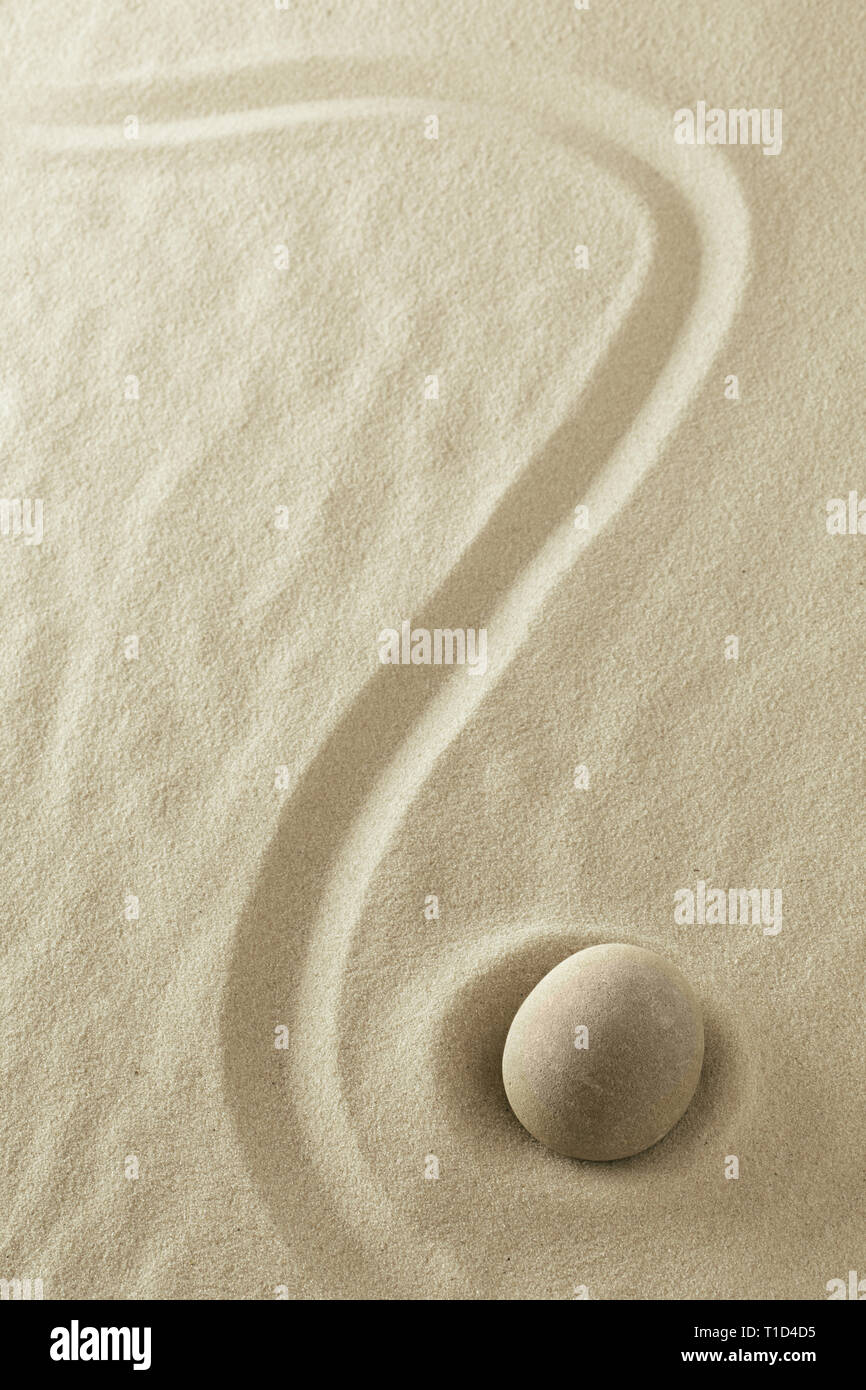 Achtsamkeit Hintergrund mit runden Stein und die Linie im Sand. Minimalismus für Fokussierung und Konzentration. Zen buddhu-ism oder Yoga Konzept. Stockfoto