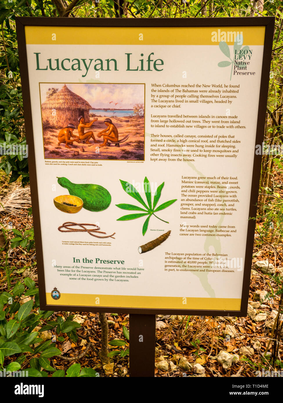 Zeichen über ausgestorbene Lucayan Menschen, ausgelöscht durch die Spanischen, Leon Abgabe einheimische Pflanze erhalten, Eleuthera, Bahamas, in der Karibik. Stockfoto