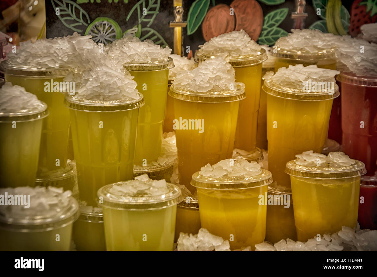 Kunststoff Gläser mit bunten frische Säfte auf dem Markt Stockfoto