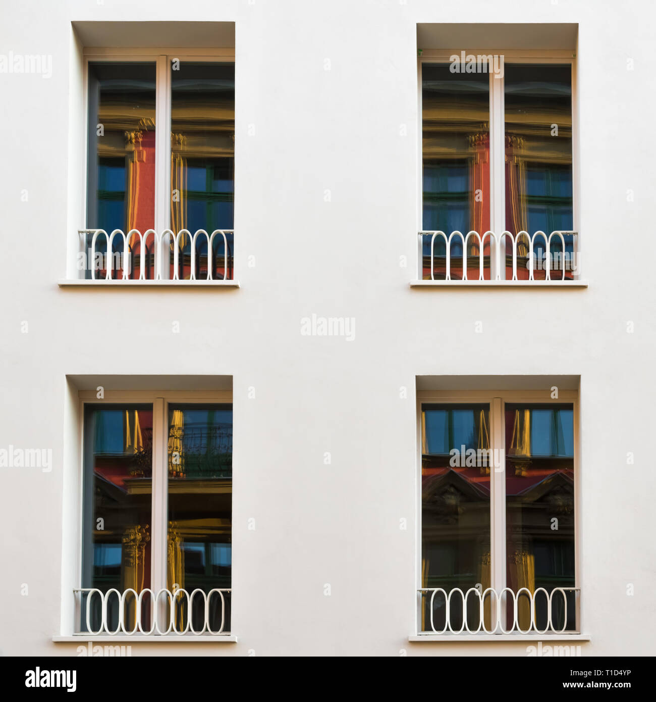 Die vier neuen Windows mit dem alten Haus als Reflexion Stockfoto