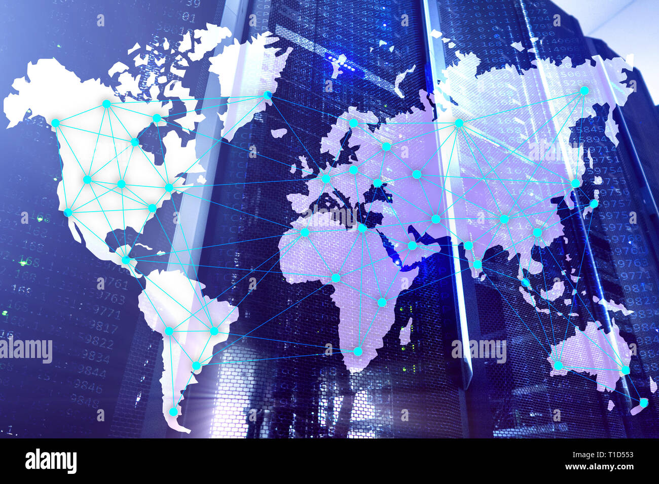 Internet und Telekommunikation Konzept mit Weltkarte auf serverraum Hintergrund. Stockfoto