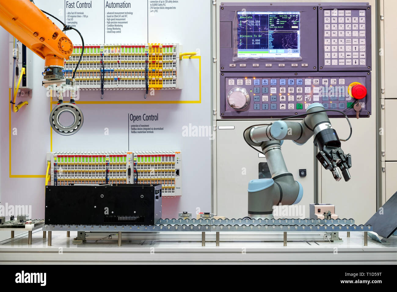 Industrielle Robotik arbeiten über Förderband auf smart factory, Terminal- und Control Panel Hintergrund, Industrie 4.0 Konzept Stockfoto