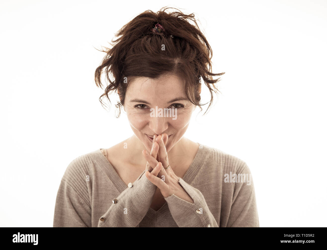 Close up Portrait von attraktiven jungen kaukasischen Frau mit glücklichen Gesicht und schönes Lächeln. Auf weiß isoliert. In Menschen, die positiven menschlichen Gesichts Express Stockfoto Close up Portrait von attraktiven jungen kaukasischen Frau mit glücklichen Gesicht und schönes Lächeln. Auf weiß isoliert. In Menschen, die positiven menschlichen Gesichts Express Stockfoto