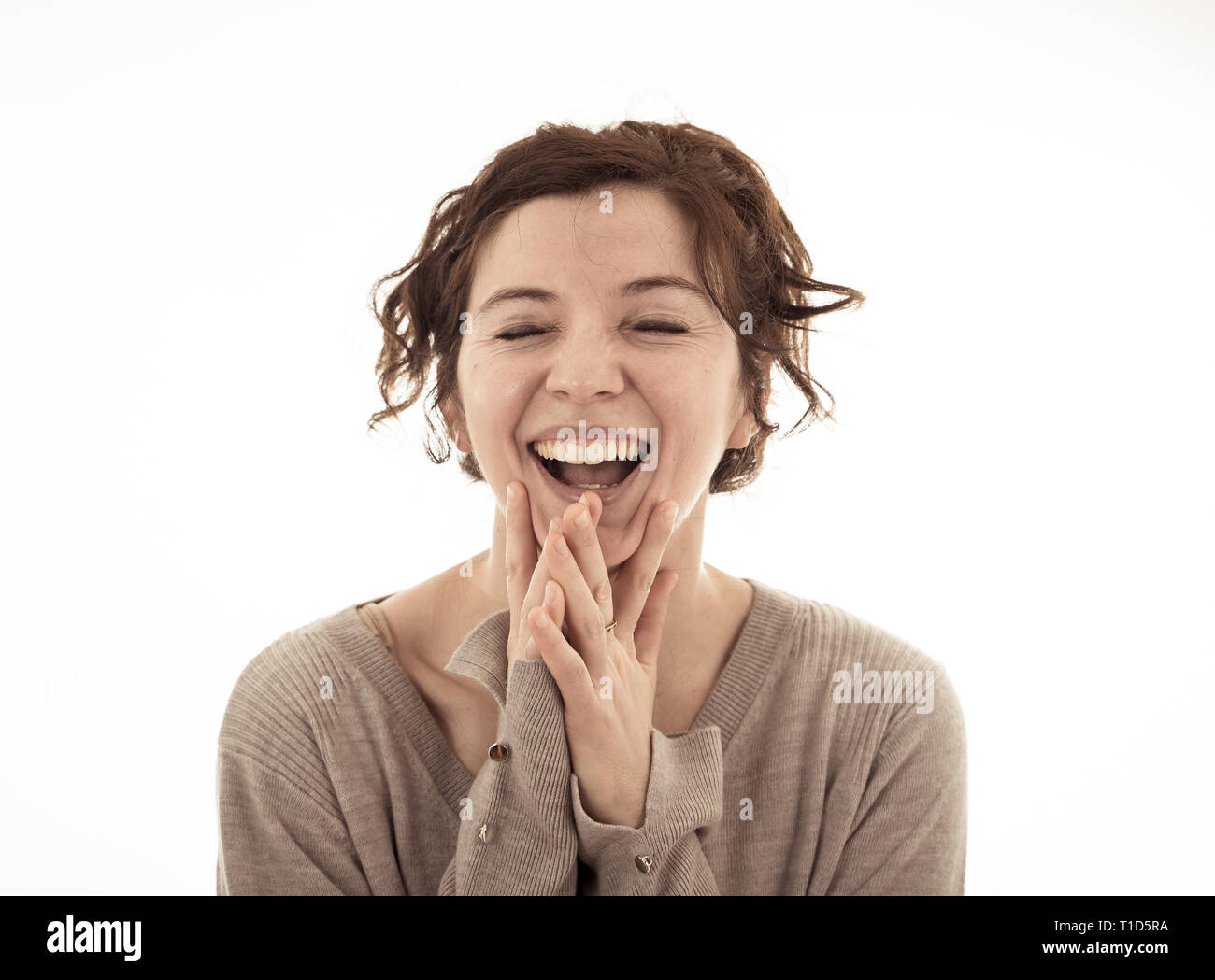 Close up Portrait von attraktiven jungen kaukasischen Frau mit glücklichen Gesicht und schönes Lächeln. Auf weiß isoliert. In Menschen, die positiven menschlichen Gesichts Express Stockfoto Close up Portrait von attraktiven jungen kaukasischen Frau mit glücklichen Gesicht und schönes Lächeln. Auf weiß isoliert. In Menschen, die positiven menschlichen Gesichts Express Stockfoto