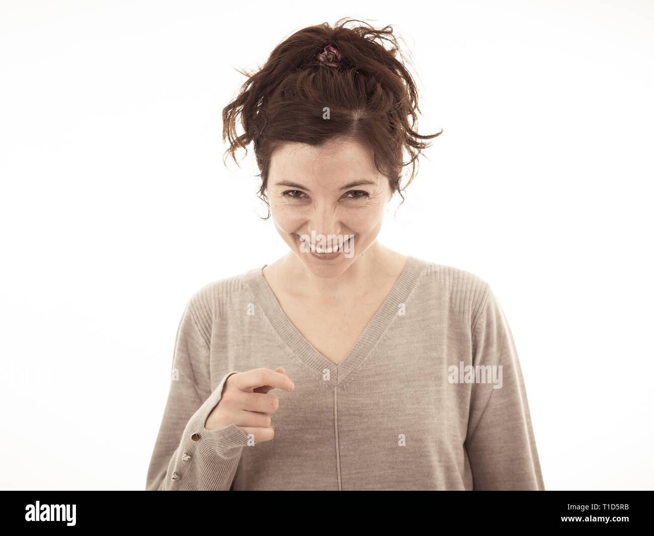 Portrait von attraktiven jungen kaukasischen Frau mit glücklichen Gesicht und schönes Lächeln Gesten machen mit ihren Händen. Auf weiß isoliert. In den Leuten, positiv Stockfoto