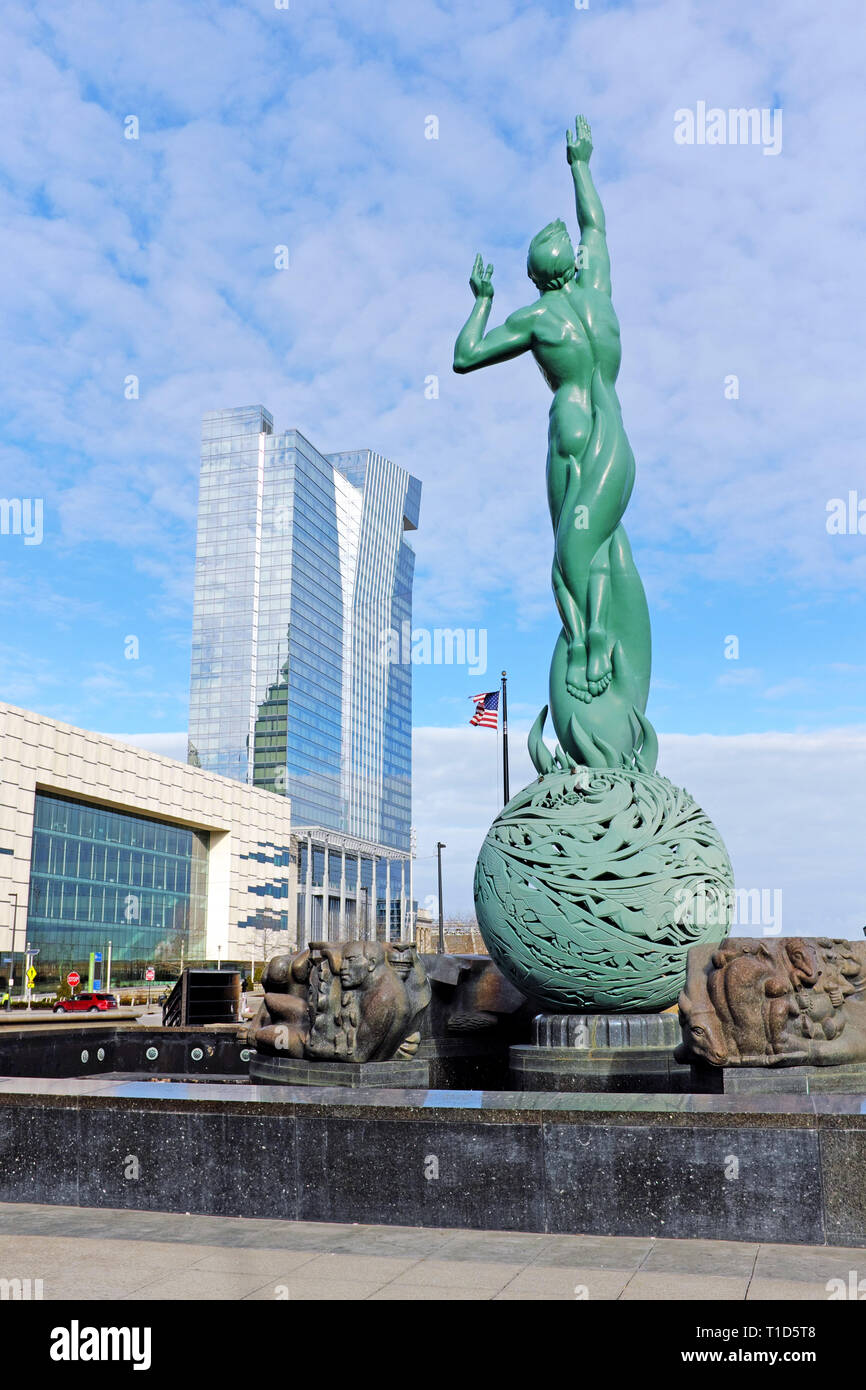 Downtown Cleveland, Ohio Convention Center und Hilton Hotel in der Nähe von Memorial Plaza, wo die "Brunnen des ewigen Lebens" hat den Himmel seit 1964 erreicht. Stockfoto