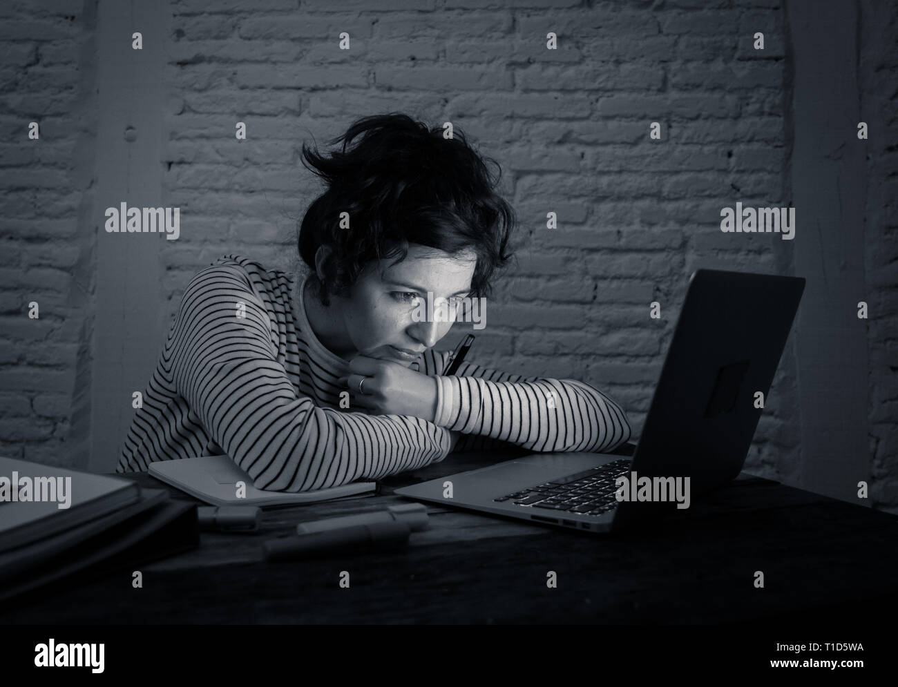 Schwarz Weiss Portrat Einer Nachdenklich Und Mude Studentin Spat In Der Nacht Auf Ihrem Laptop Gefuhl Ermudet Und Versuchen Sich Zu Konzentrieren Und Kee Stockfotografie Alamy
