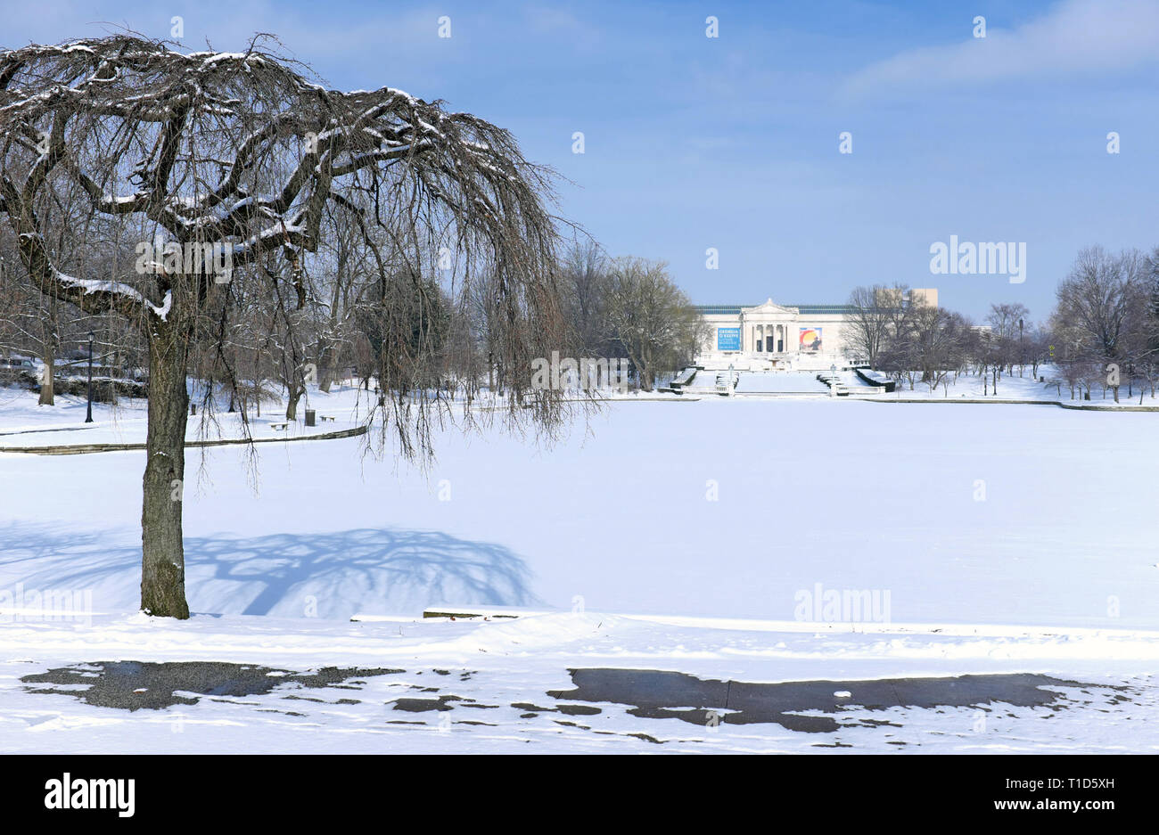 Wade Park und Teich in der Universität Kreis Nachbarschaft von Cleveland, Ohio, USA im Januar Schnee vor dem Cleveland Museum of Art abgedeckt Stockfoto