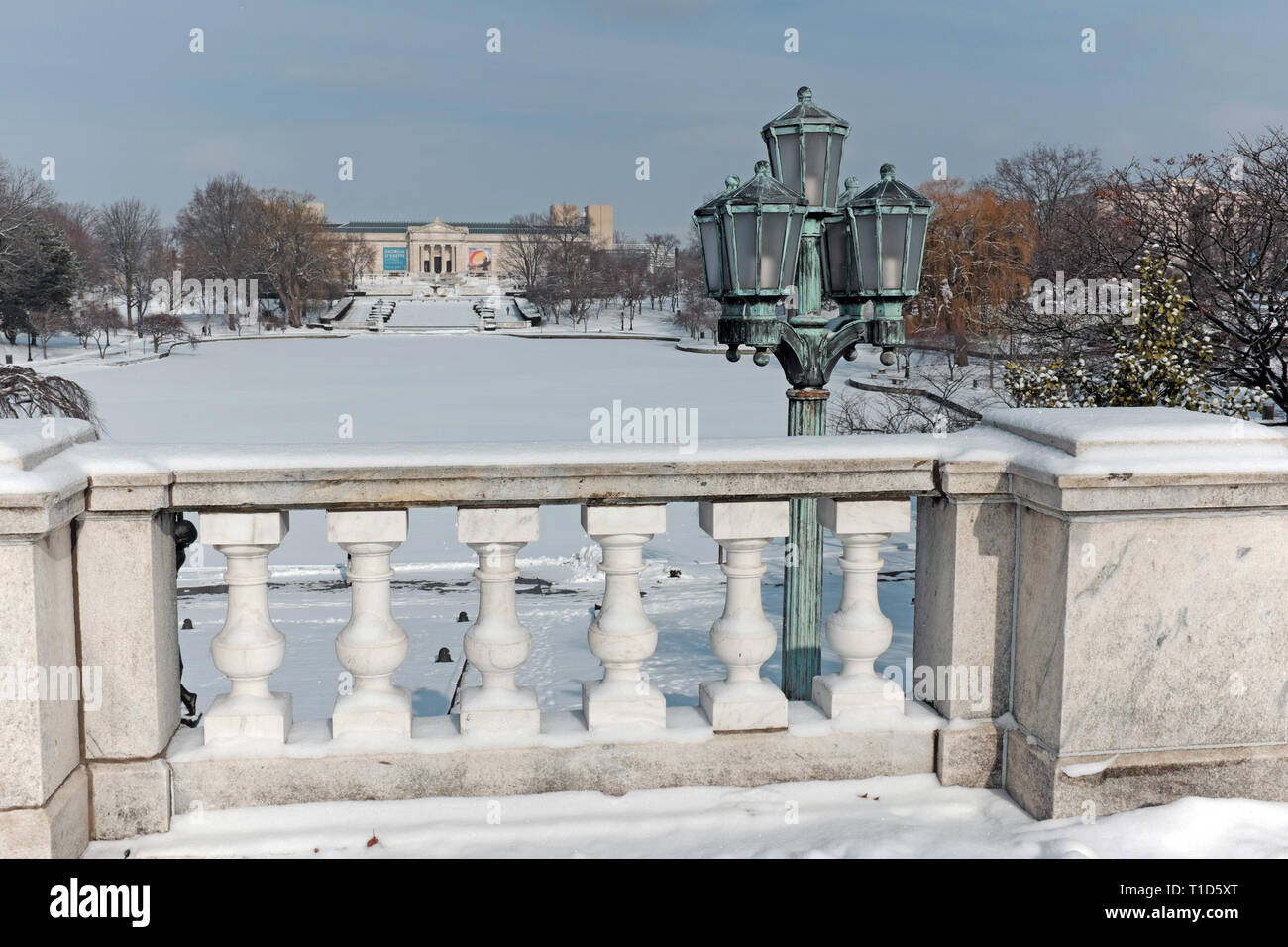 Malerische Winterlandschaft von Wade Park und Teich in Cleveland, Ohio, USA nach einem Januar Schneefall in der Nähe des Cleveland Museum der kunst. Stockfoto