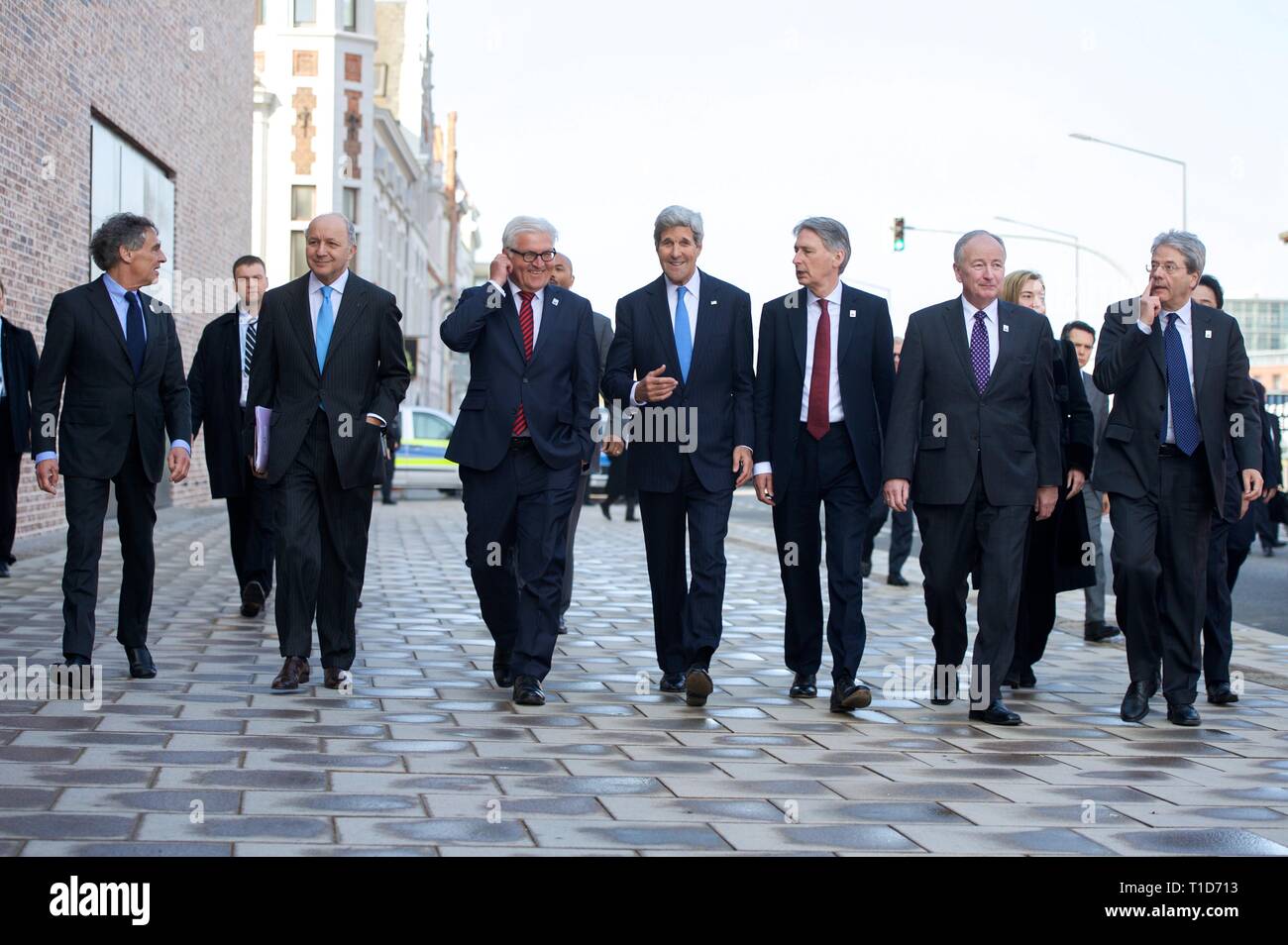 Us-Außenminister John Kerry Chats mit Bundesaußenminister Frank-Walter Steinmeier, er geht zu einem G7-Ministertreffen in Lübeck, Germa Stockfoto