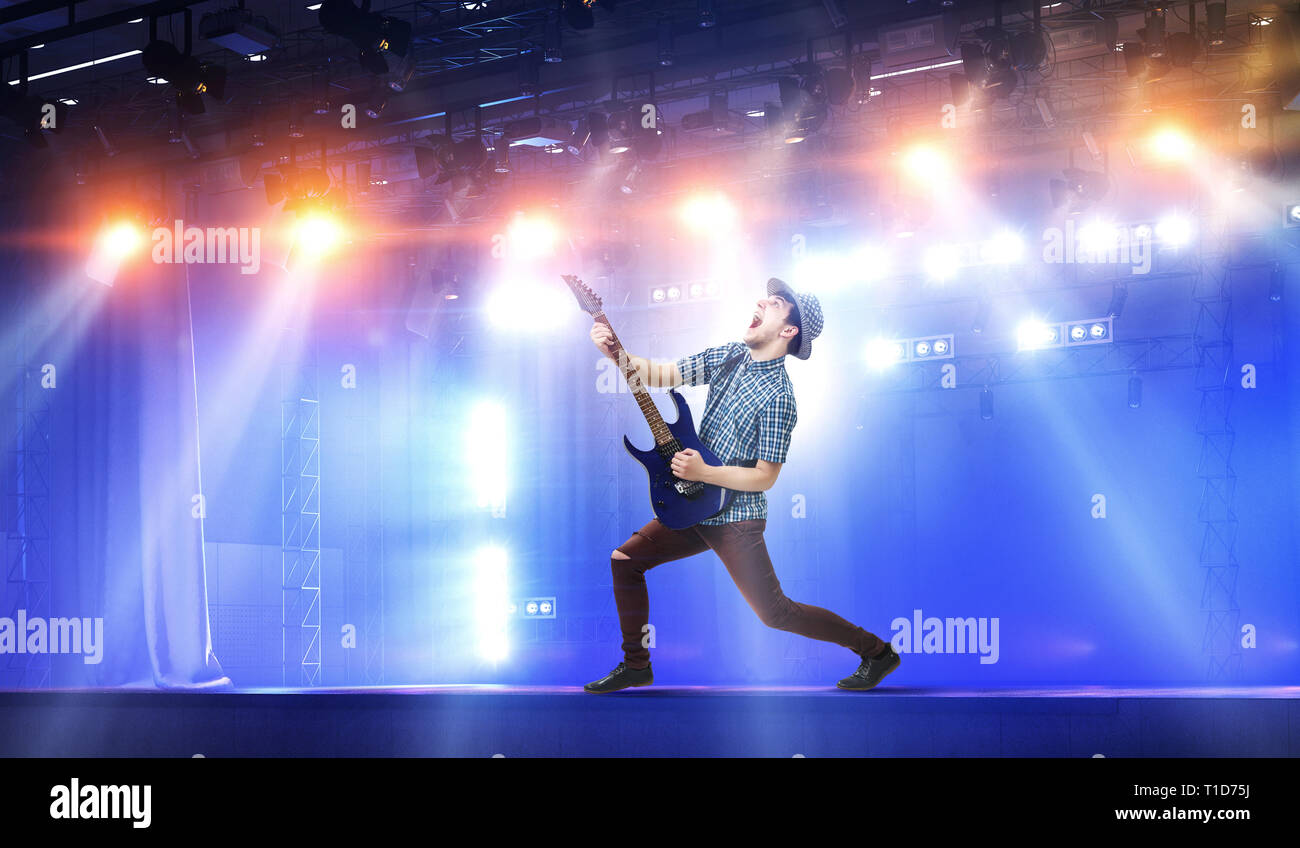Gitarrist bei Konzert. Mixed Media Stockfoto