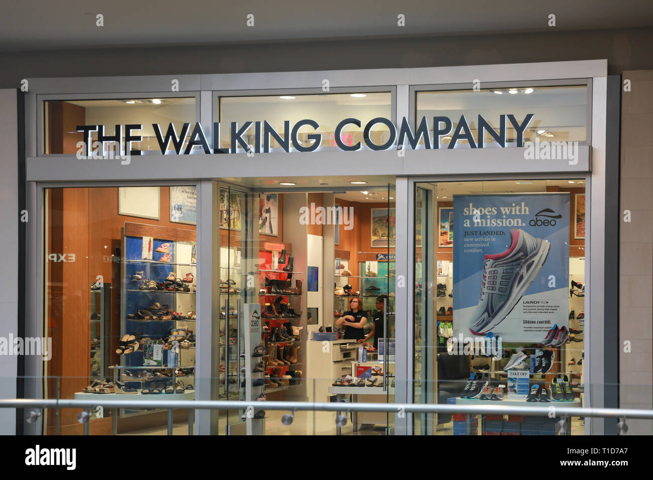 Lawrence County, New Jersey, 24. Februar 2019: Die Walking Company Store Front in Quaker Bridge Mall - Bild Stockfoto