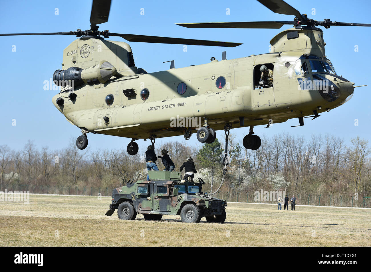 Us-Armee Fallschirmjäger auf das erste Bataillon zugeordnet, 503Rd Infanterie Regiment, 173Rd Airborne Brigade, verbinden Sie eine Schlinge Bein aus einem gepanzerten High Mobility Multipurpose Radfahrzeug. bis 12 Combat Aviation Brigade CH-47 Chinook Hubschrauber während der Übung Eagle Sokol in Cerklje Drop Zone in Slowenien, März 23, 2019. Sling Ladevorgänge test Fallschirmjäger' Fähigkeit, Ausrüstung von Ort zu Ort zu bewegen. Übung Eagle Sokol ist ein bilaterales Training übung mit der slowenischen Streitkräfte konzentrierten sich auf die schnelle Bereitstellung und Montage der Kräfte und der Zusammenhalt des Teams mit Waffensystemen Taktik und pro Stockfoto