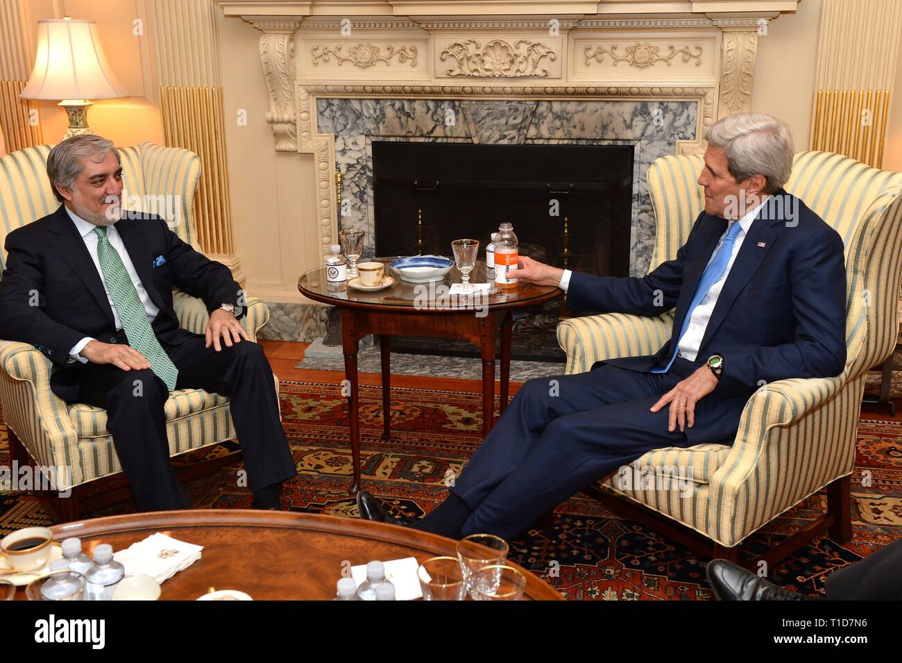 Us-Außenminister John Kerry trifft sich mit Chief Executive von Afghanistan Abdullah Abdullah des US-Außenministeriums, in Washington, D.C., auf Stockfoto