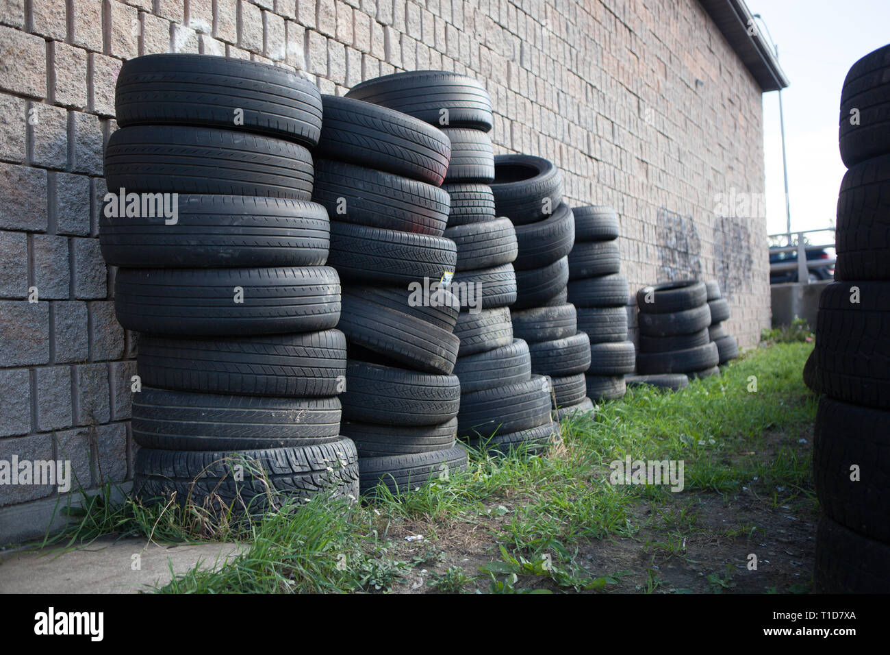 Gummiindustrie gestapelten Reifen gegen Mauer verwendet Stockfoto