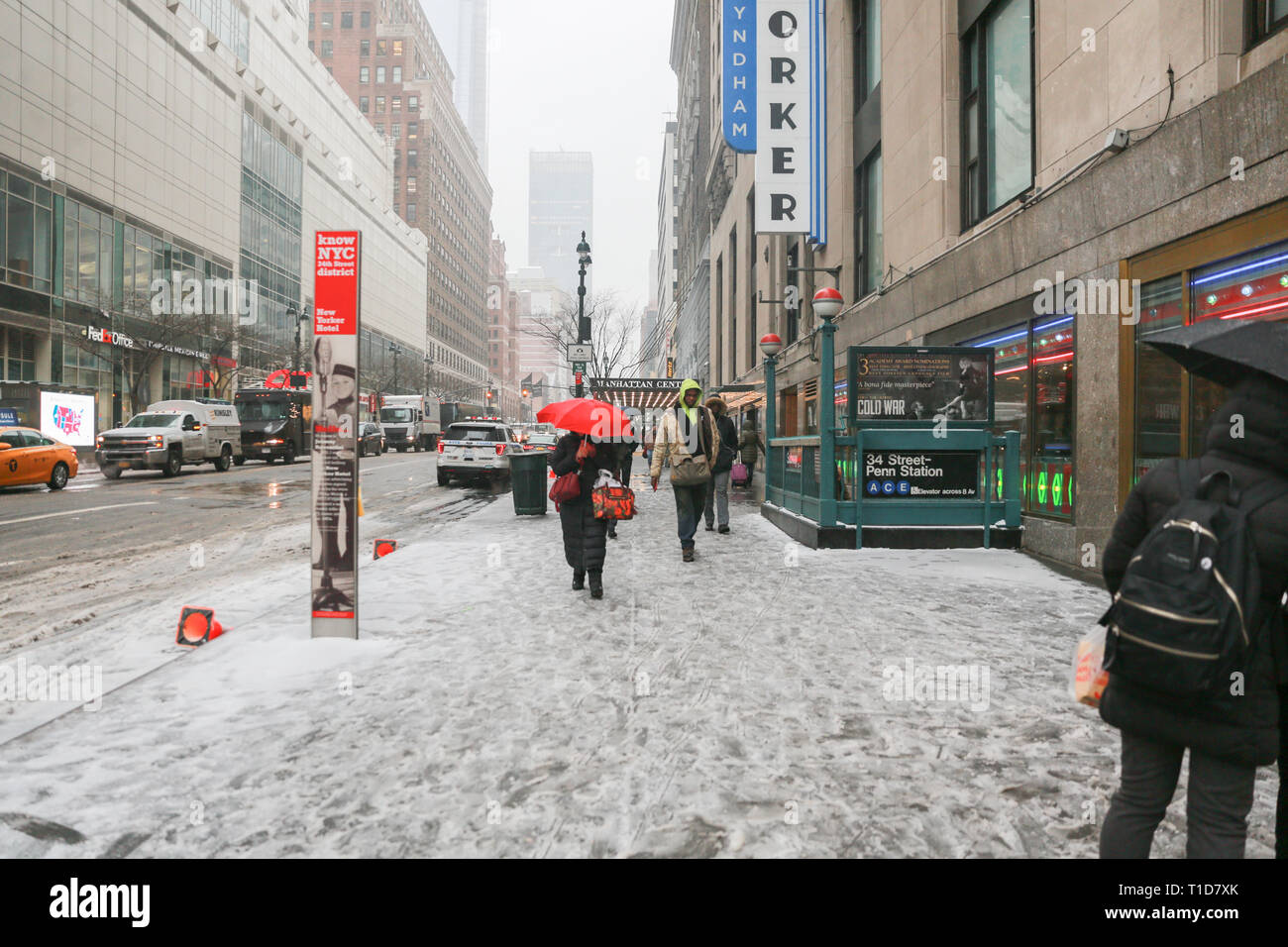 New York, USA, 12. Februar 2019: Ein Winter Schneesturm bringt Verkehr und Fußgänger auf ein langsames Kriechen auf der New York Street. - Bild Stockfoto