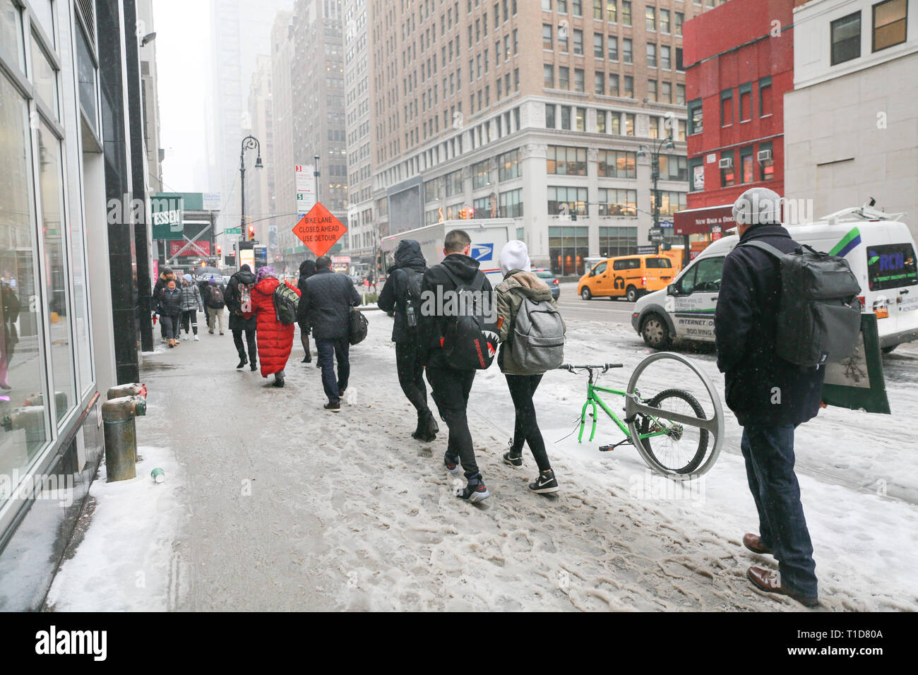 New York, USA, 12. Februar 2019: Ein Winter Schneesturm bringt Verkehr und Fußgänger auf ein langsames Kriechen auf der New York Street. - Bild Stockfoto