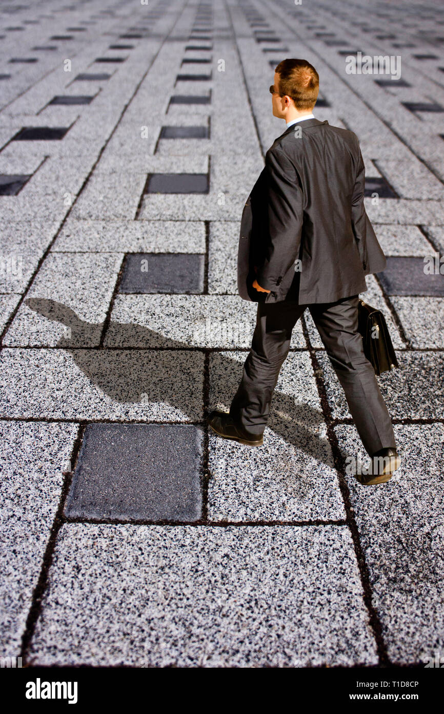 Mann in Anzug und Aktenkoffer wandern Stockfoto