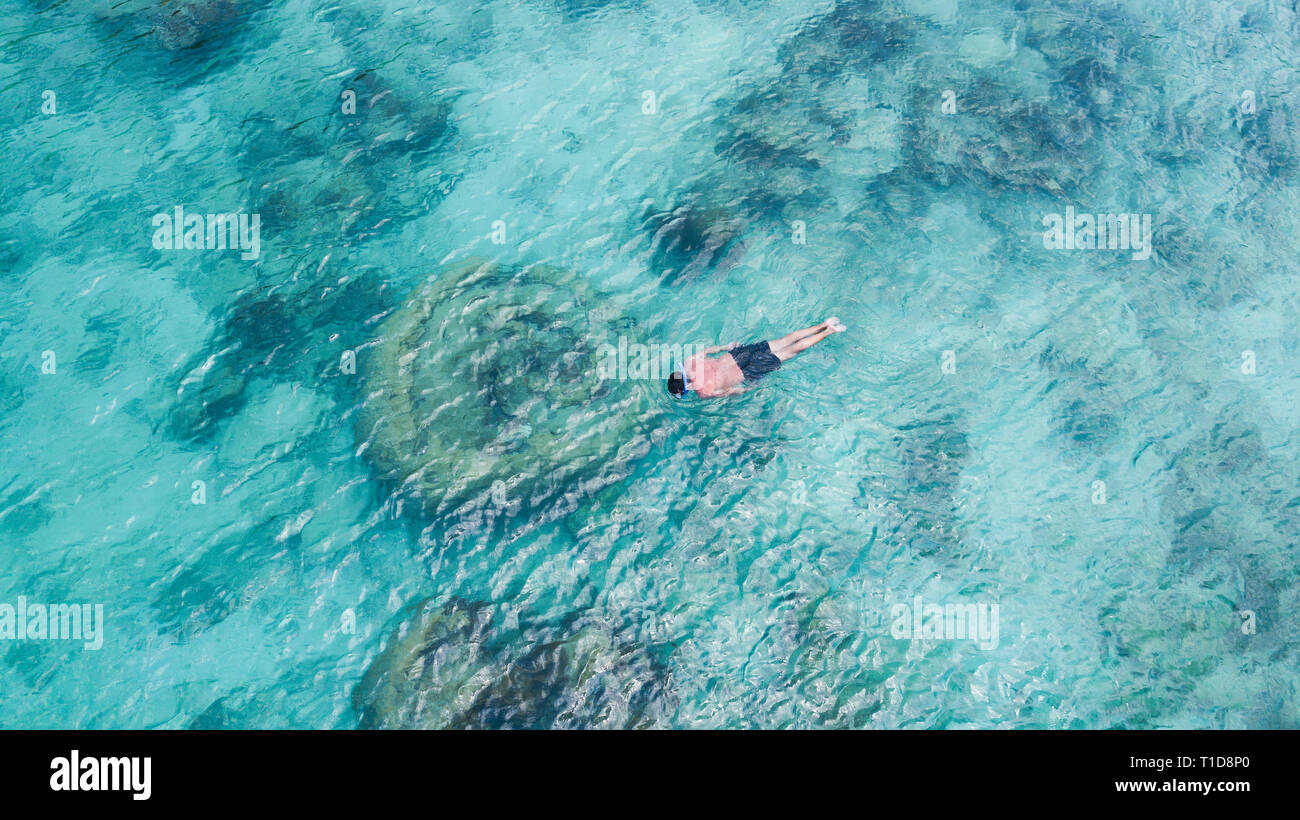 Ferienhäuser touristische Schnorchel Mann schwimmen Schnorcheln im Paradies klares Wasser. Schwimmen junge schnorchler in kristallinen Gewässer und Korallenriffe. Türkisfarbene Meer ba Stockfoto