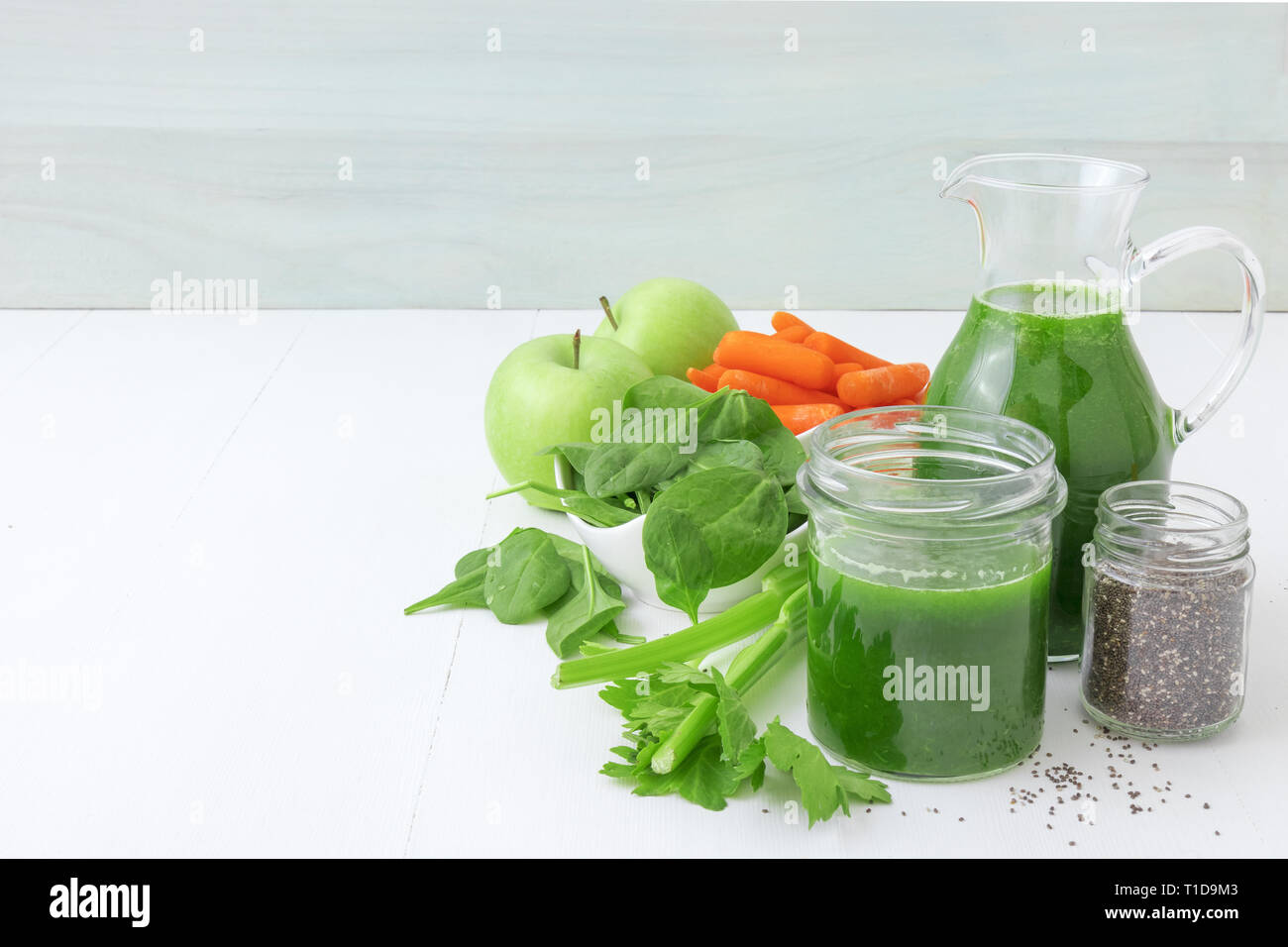 Pflanzliche Smoothie, gesunde organische Saft aus Sellerie, grüne Äpfel, Blätter von Spinat und jungen Karotten. Großer Krug und jar der grüne Saft, Smal Stockfoto