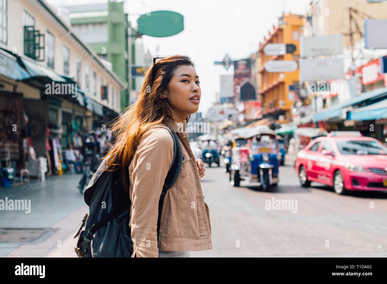 Junge asiatische Frau glücklich Touristen backpacker Wandern und weg schauen auf der Khao San Road im Sommer während der Reise nach Bangkok, Thailand Stockfoto