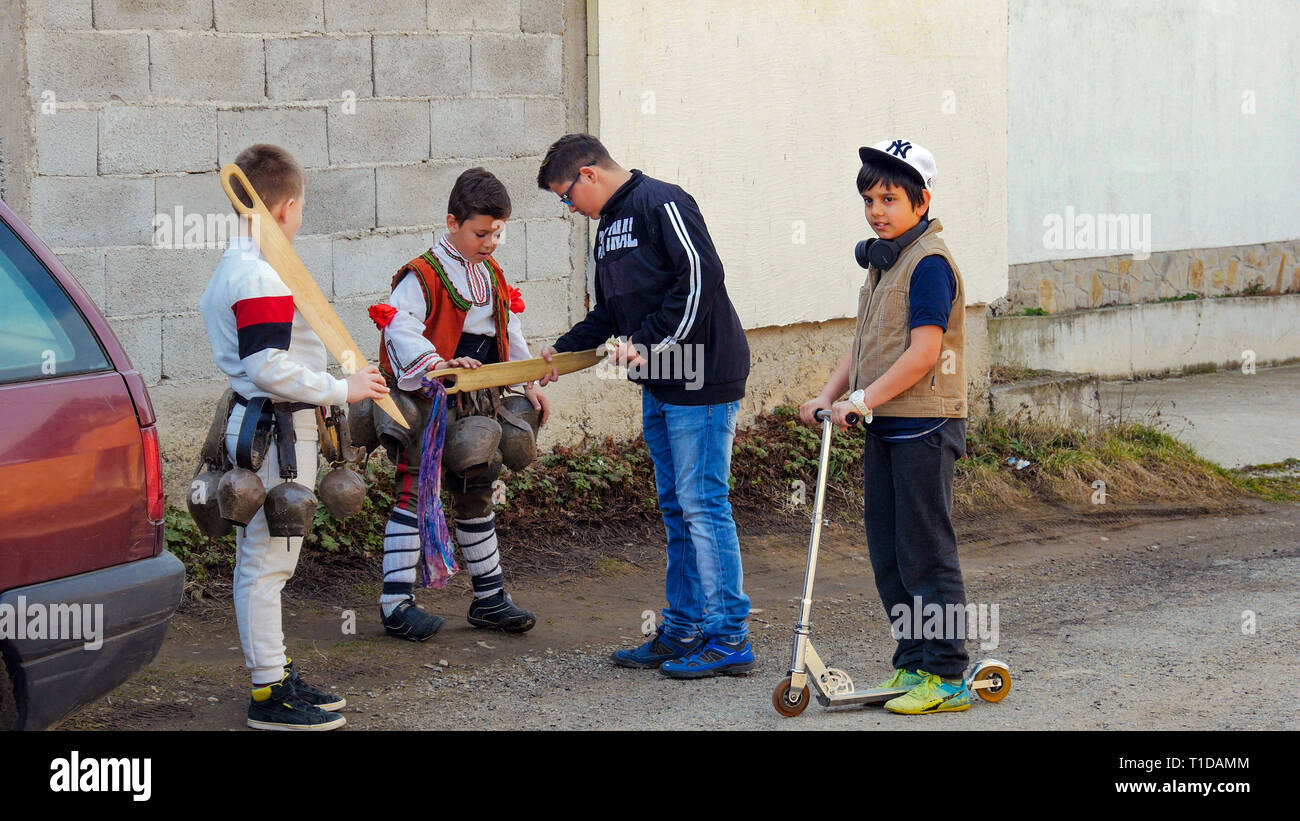 Turia, Bulgarien, 9. März 2019. Masquerade ritual Kukeri, das Böse zu vertreiben. Leute aus dem Dorf tragen großen Glocken und schrecklichen Kostümen. Stockfoto