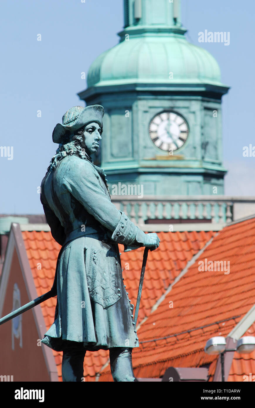 König Karl XI. von Schweden Statue (Gründer der Stadt) am Stortorget auf Trosso Insel aufgeführt von der UNESCO zum Weltkulturerbe in Karlskrona, Blekinge, Schweden. Mai 23. Stockfoto
