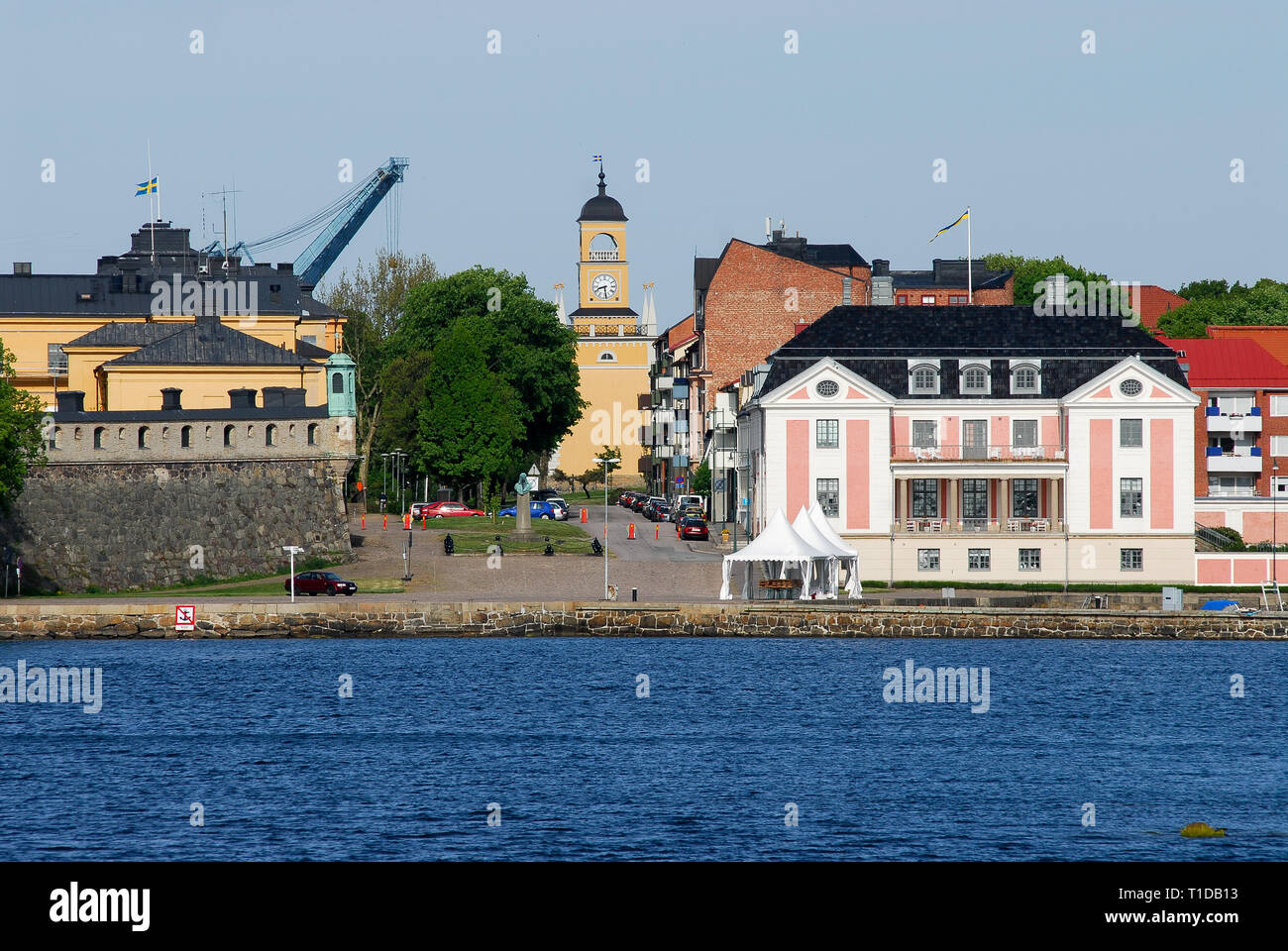 Bastion Aurora, Amiralitetsklockstapeln bulit in 1699 Amiralitetsparken (Admiralty Park), Länsresidenset (County Building) und Kungsbro auf Trosso i Stockfoto