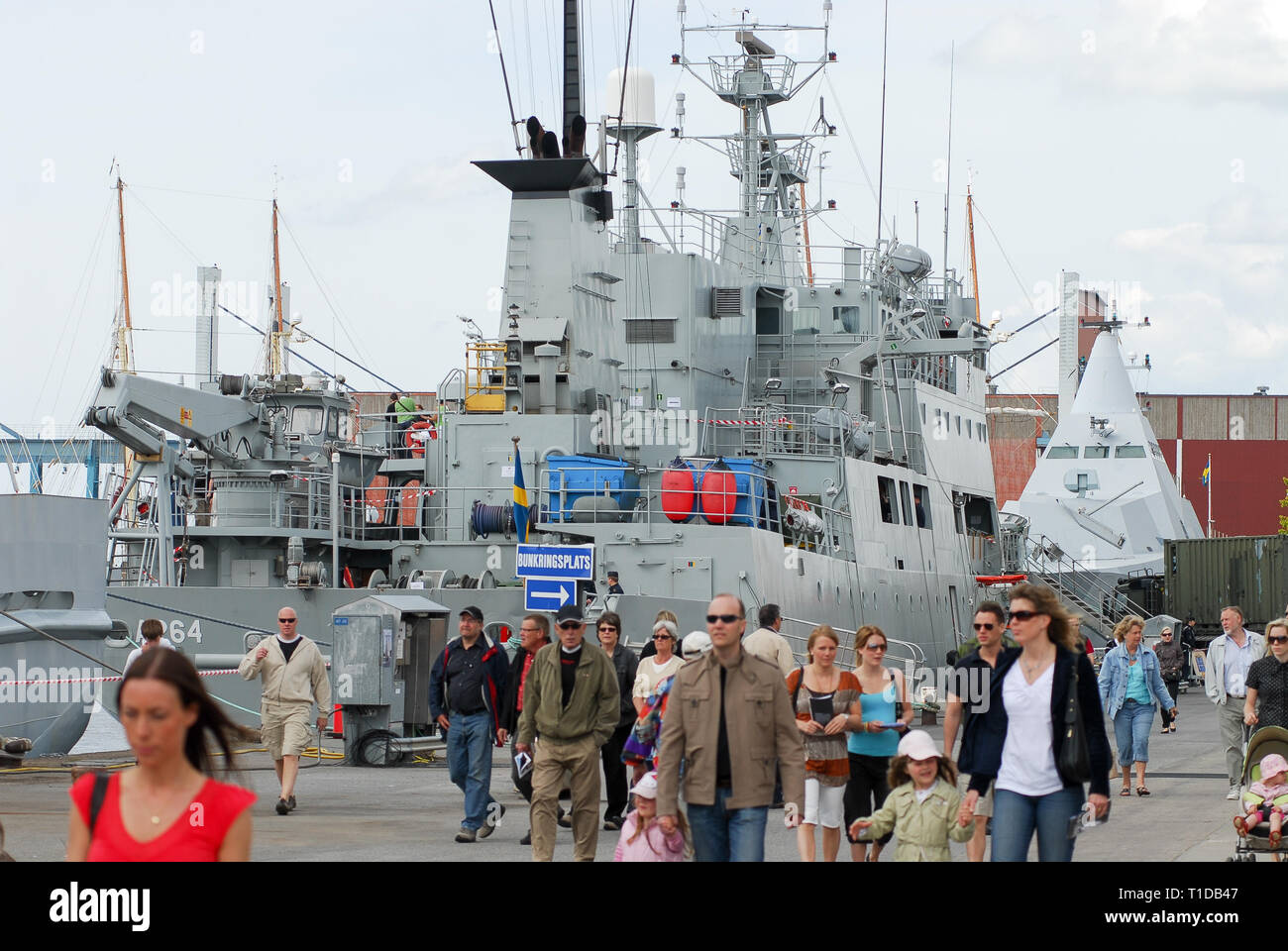 HSwMS Trossö A264 Hilfs Schiff und HSwMS K33 Härnösand Visby-Klasse Corvette bei Marinens Dag (Navy) in Karlskrona Karlskrona örlogsbas (Nava Stockfoto