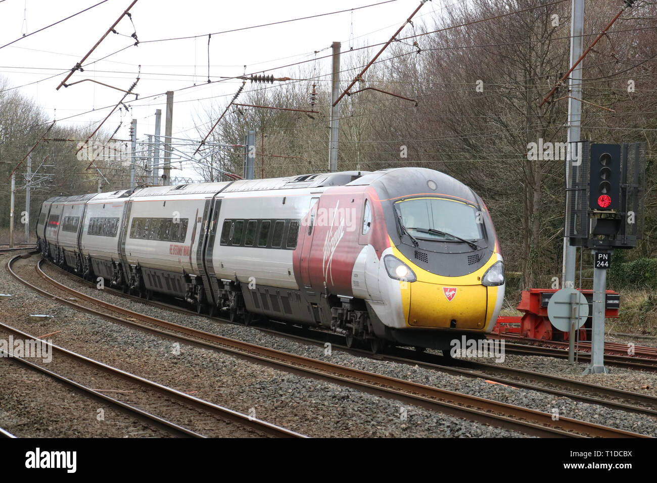 Klasse 390 Jungfrau Westküste Pendolino wwu, Gerätenummer 390 008, nähert sich Lancaster Bahnhof an der West Coast Main Line am 21. März 2019. Stockfoto