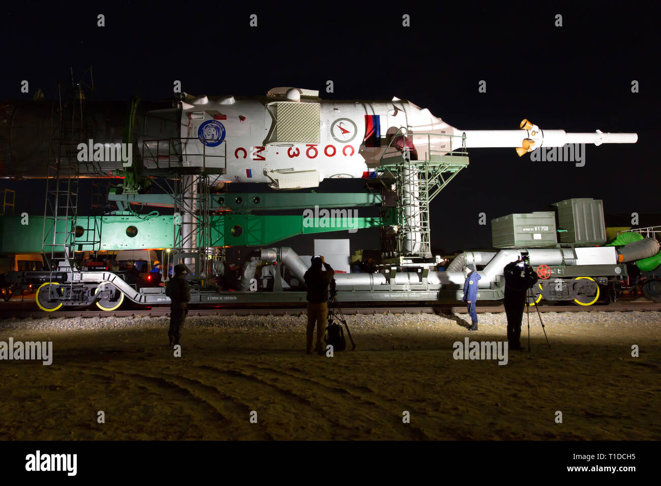 BAIKONUR - der Sojus Rakete MS-03 beeing wird aus der Aula 112 für den Transport in den Gagarin Start launchpad in den frühen Morgenstunden rollte Stockfoto