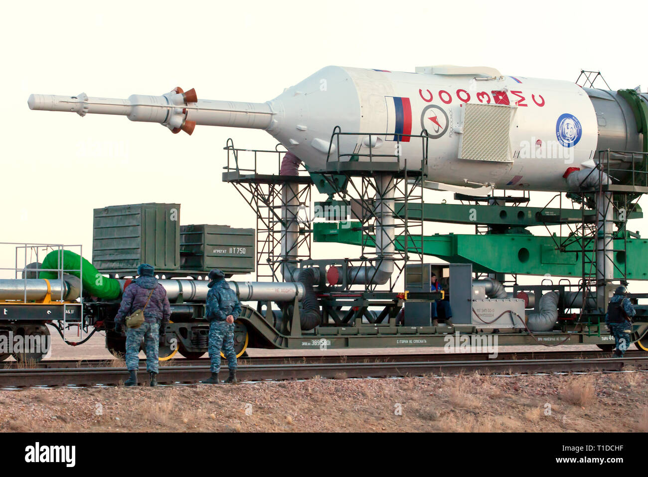 BAIKONUR - der Sojus Rakete MS-03 gerollt wird, von dort mit dem Zug nach Gagarin Start launchpad am Montag. Es wird am Freitag morgen gestartet werden. Stockfoto