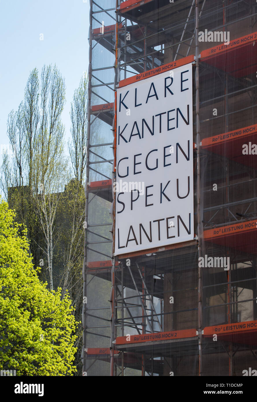 17.04.2018, Berlin, Berlin, Deutschland - Protest Plakat gegen die Spekulation mit Immobilien. 0 CE 180417 D002 CAROEX.JPG [MODEL RELEASE: NICHT ZUTREFFEND, PRO Stockfoto