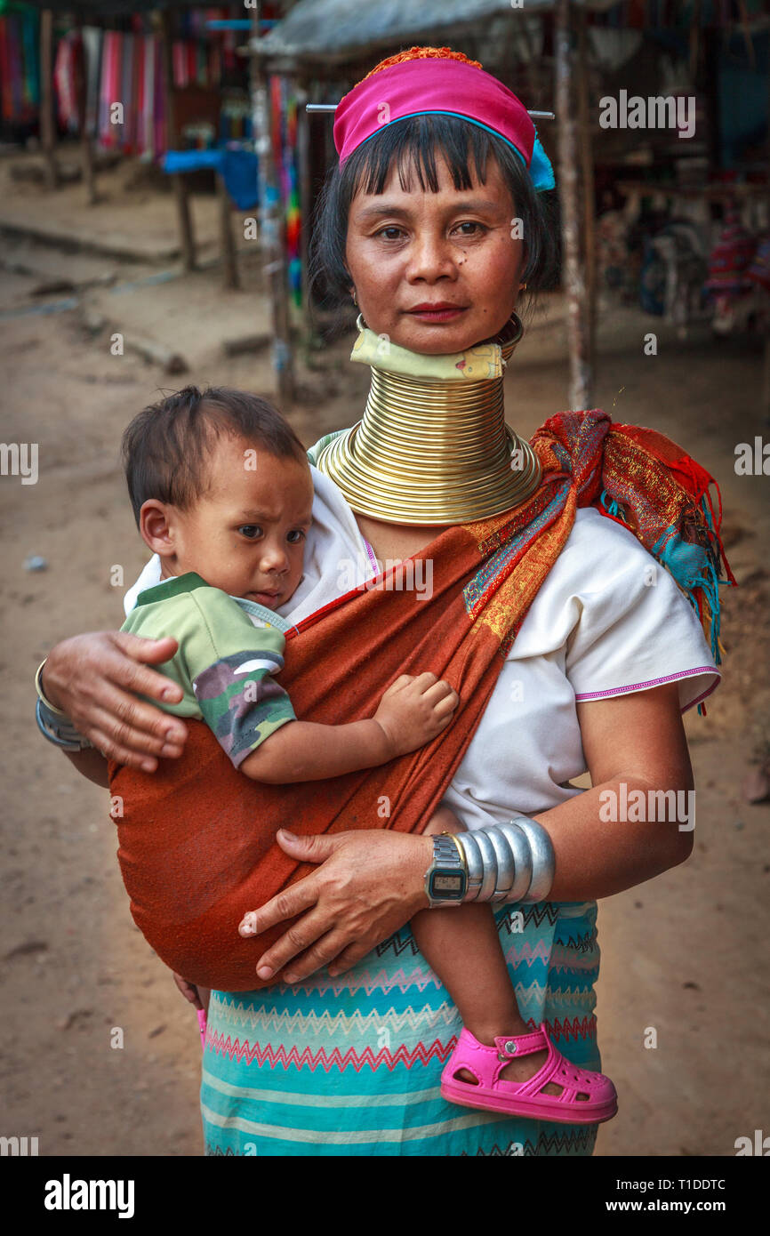 Lange Hals Frau mit ihrem Kind (Kayan Stammes) Stockfoto