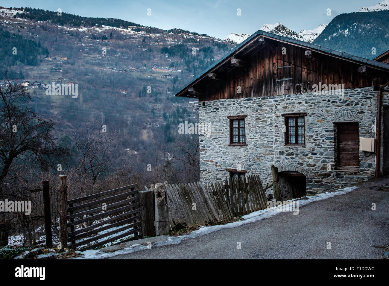 Ein traditionelles alpines Cottage, mit Blick auf ein Tal in den französischen Alpen, im Winter Stockfoto