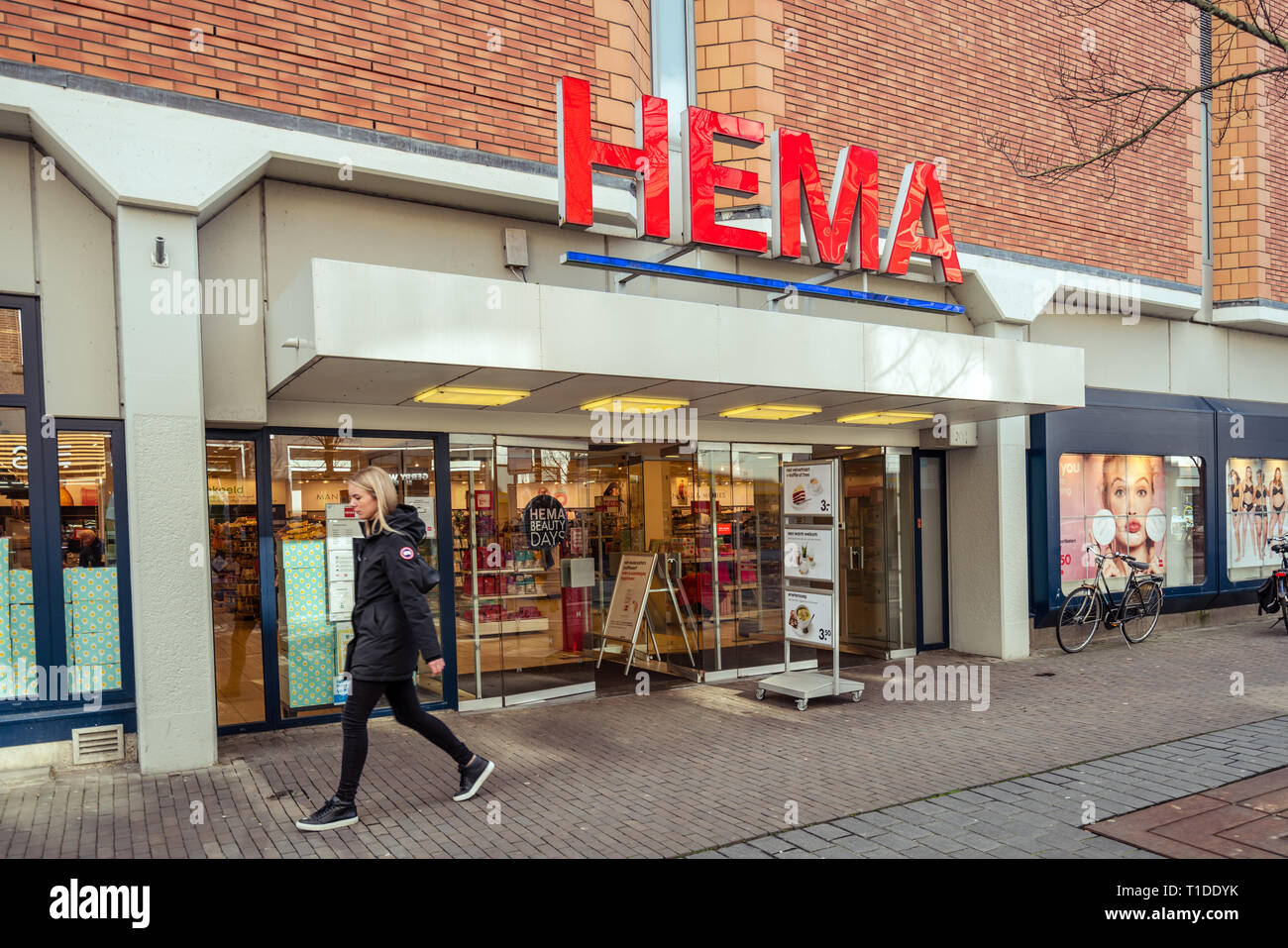 Dordrecht, Niederlande - 03.März 2019: Nahaufnahme der HEMA Logo auf einem storefront Wand. Die Hema Kette ist durch relativ niedrige Preise gekennzeichnet Stockfoto