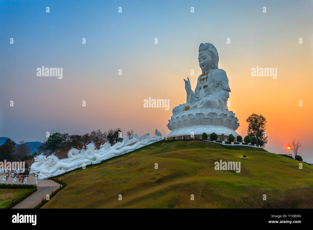 Wat Huay Pla Kang bei Sonnenuntergang (Chiang Rai). Stockfoto