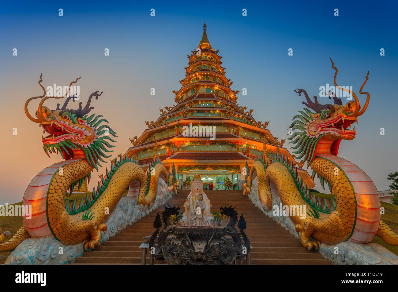 Wat Huay Pla Kang bei Sonnenuntergang (Chiang Rai). Stockfoto