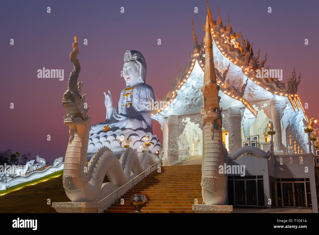 Wat Huay Pla Kang bei Sonnenuntergang (Chiang Rai). Stockfoto