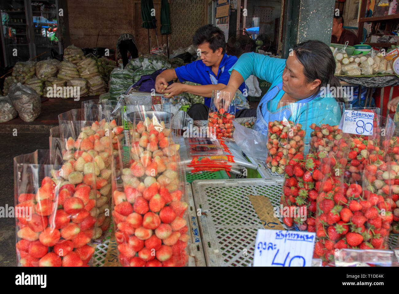 Erdbeere Anbieter am Markt von Chiang Rai Stockfoto