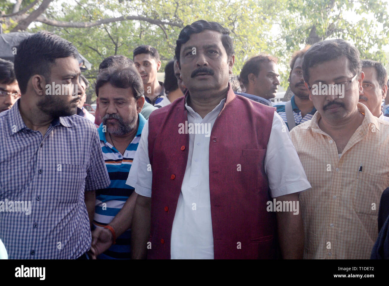 Kolkata, Indien. 25 Mär, 2019. BJP Kolkata Nord Wahlkreis Kandidat Rahul Sinha trifft Schule Service Kommission oder SSC Aspiranten, die sich auf Ihre 26 Tage Hungerstreik für Ihre Nachfrage der Vakanz zu erfüllen. Credit: Saikat Paul/Pacific Press/Alamy leben Nachrichten Stockfoto